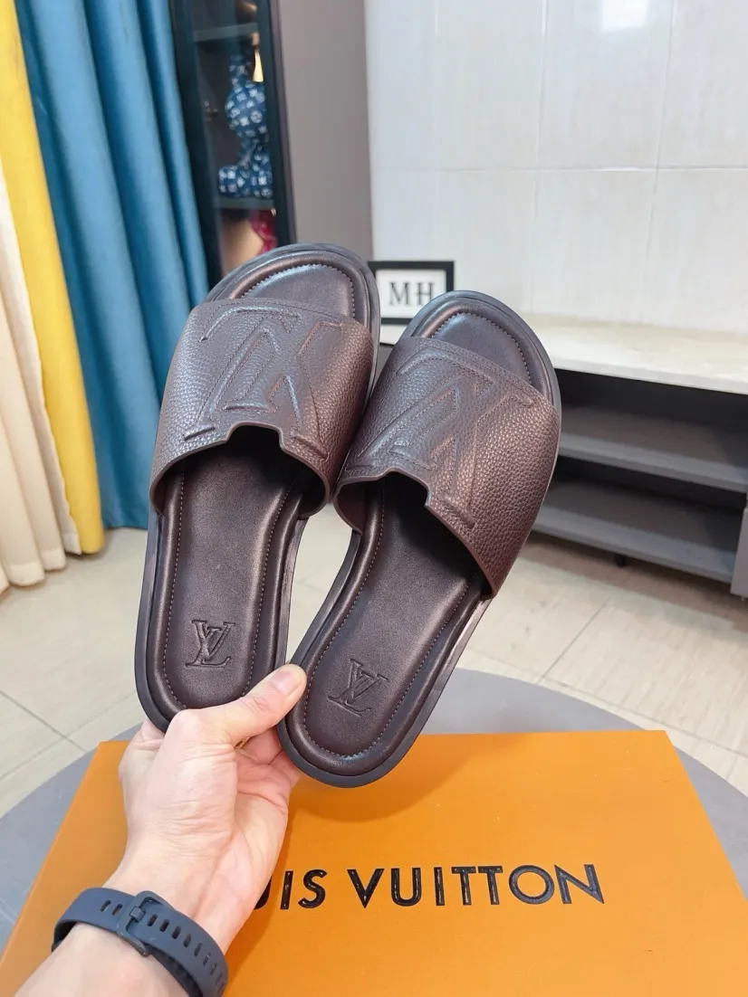 Men's shoes 💰340🌸🌸LV medium men's spring and summer slippers counter synchronization. The uppers are imported cowhide fabrics from Italy, logo graphics and high-quality craftsmanship. Soles: original soles specially provided by the original factory. Exclusive molded soles are super comfortable. Original factory single goods. 🔍🔍High quality. You can enter and exit the counter at will. Welcome to compare. Size 38-45